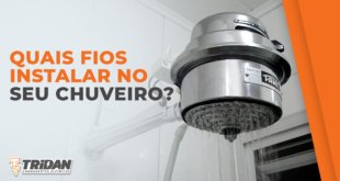 Foto de um chuveiro ligado dentro de um box, com o seguinte texto à esquerda: "Quais fios instalar no seu chuveiro"
