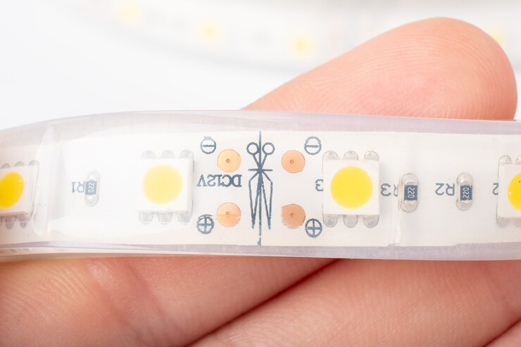 Fita de Led desligada, na mão de alguma pessoa.