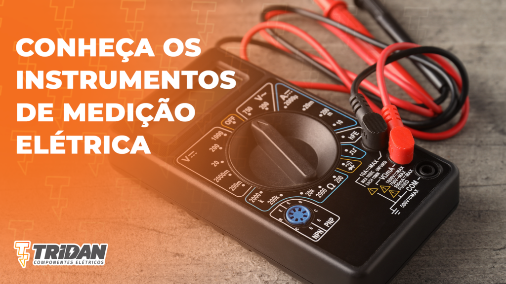 Multímetro em cima de uma mesa, com o seguinte texto à esquerda: Instrumentos de medição elétrica: quais são e quando usá-los?