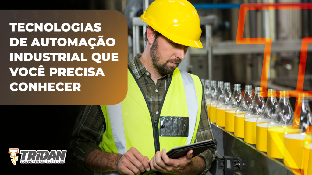 Homem com capacete amarelo e uniforme verde observando as operações de uma fábrica, com o seguinte texto ao lado: tecnologias de automação industrial que você precisa conhecer.