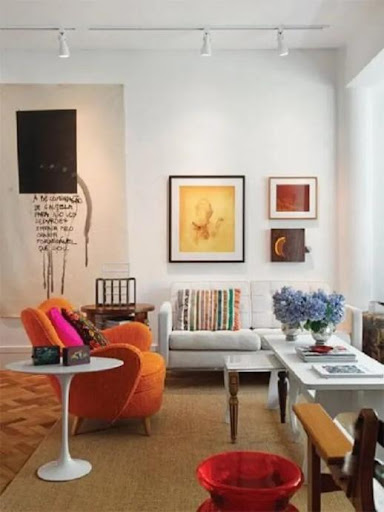 Trilho de iluminação com spots de led "camuflado" no teto branco de uma sala